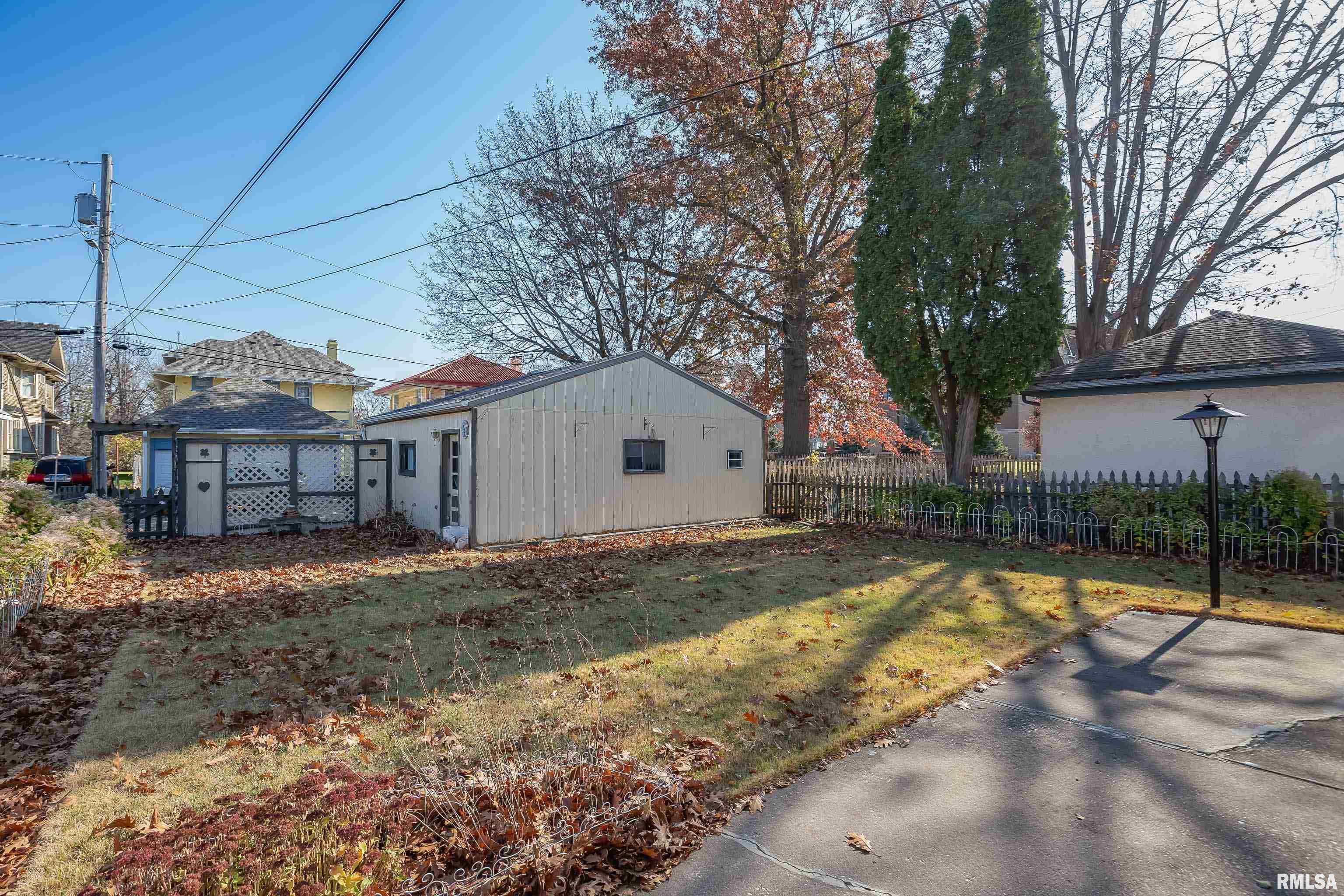 2207 Ripley Street Davenport, IA 52803 - Photo 3 of 30 Gallery Image 3