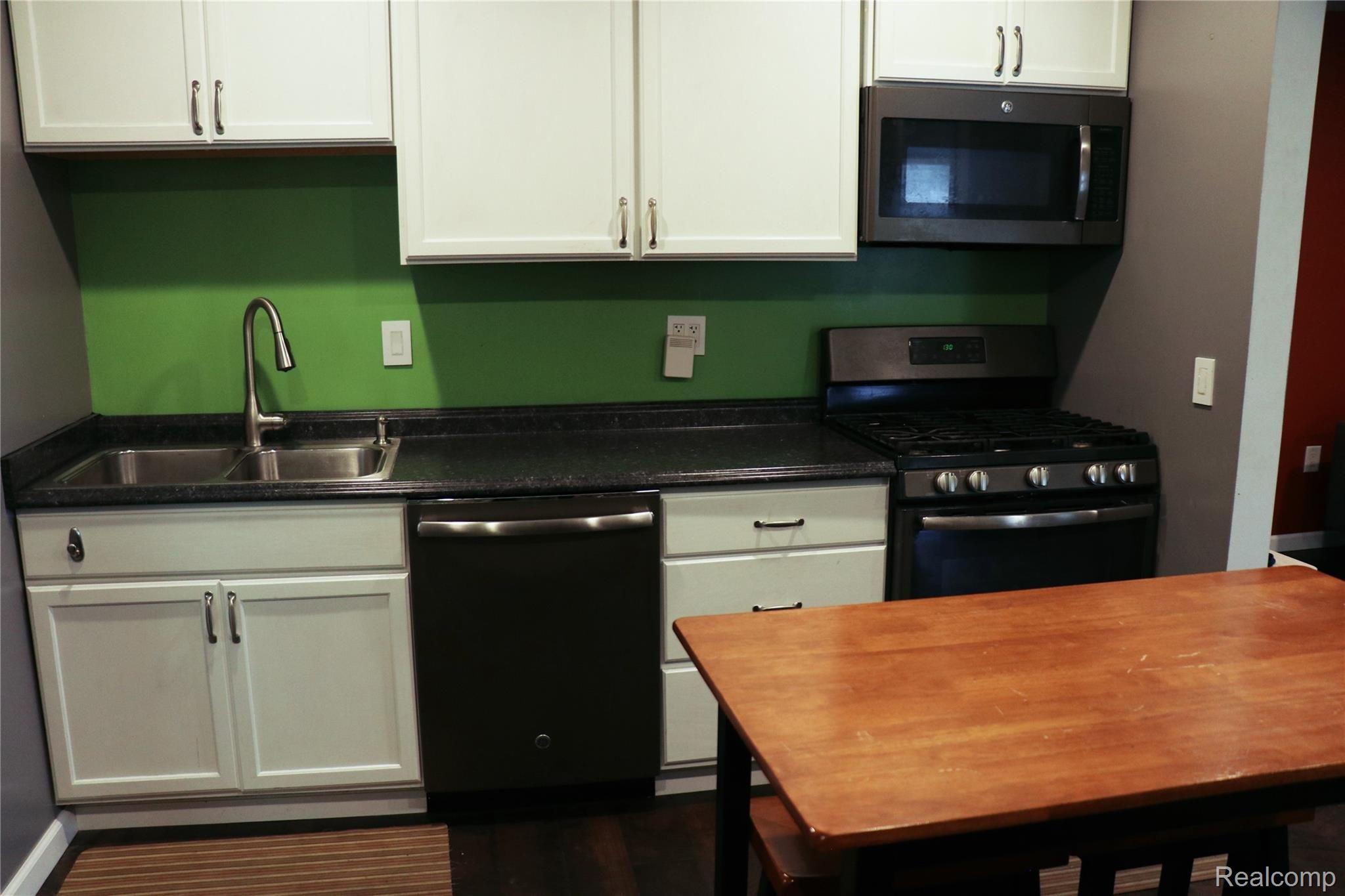 580 Stratford Road Ferndale, MI 48220 - Photo 7 of 12 H13 (1).jpg