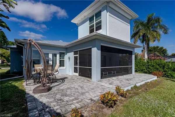 $995,000 | 121 Newport Drive, Naples, FL 34114