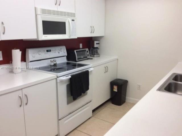 653 Waterside Drive, Unit 653 Hypoluxo, FL 33462 - Photo 3 of 12 a utility room with dryer and washer
