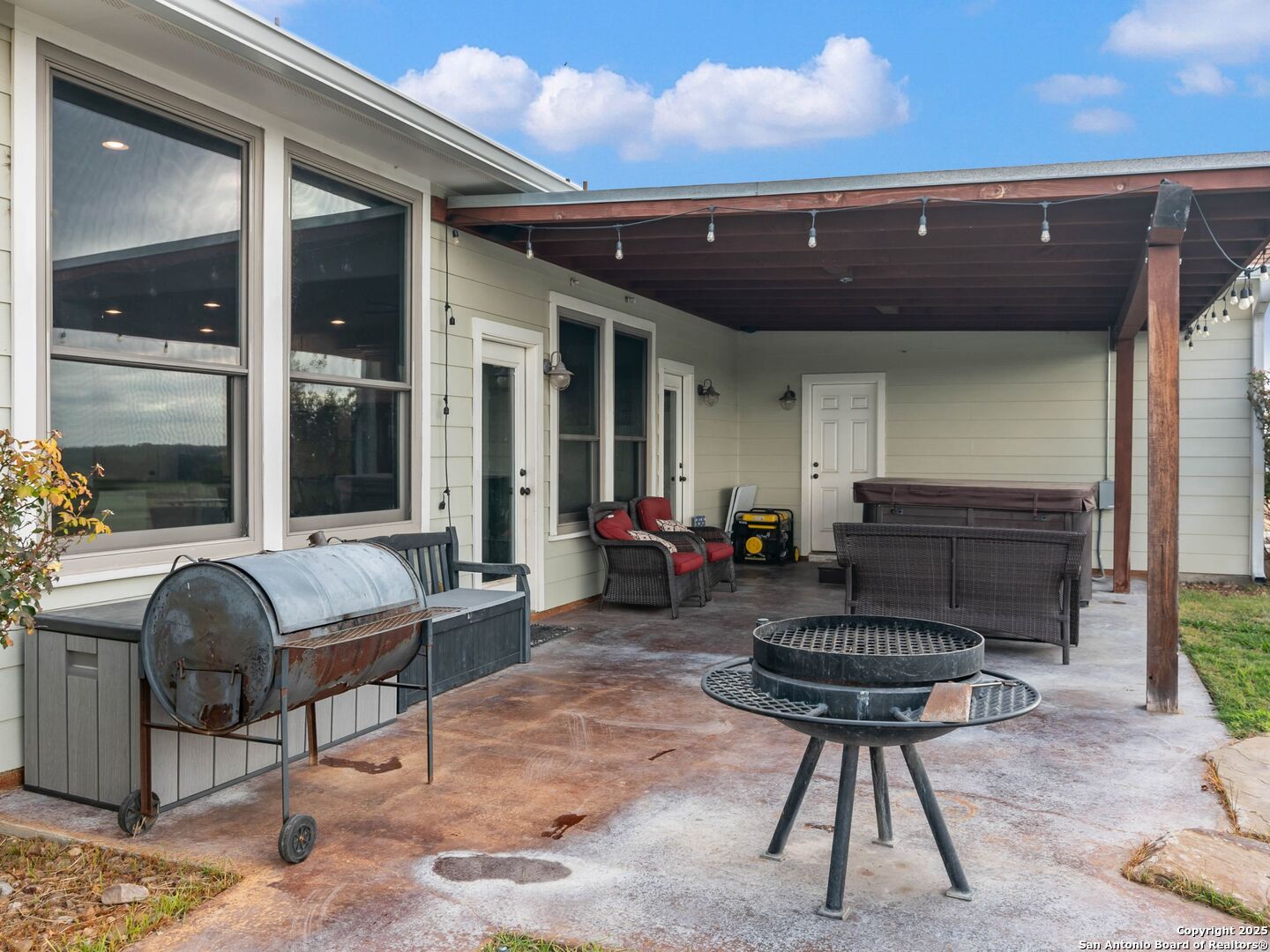 272 Schaper Road Fredericksburg, TX 78624 - Photo 35 of 62 a living room with furniture and a potted plant