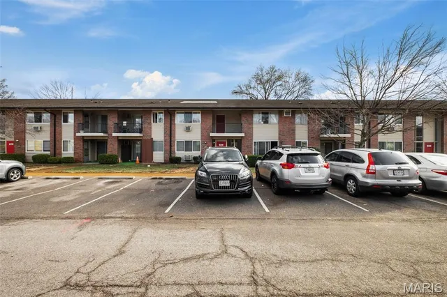 $97,900 | 9924 Bunker Hill Drive, Unit G, St. Louis, MO 63123