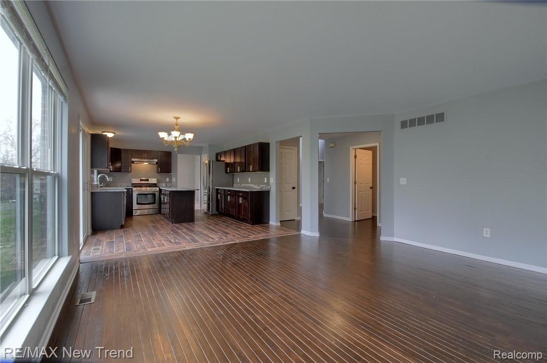 767 Woodfield Way Rochester, MI 48307 - Photo 19 of 29 19-Family Room 3rd View.jpg