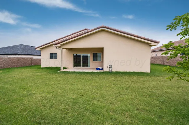 a view of a house with backyard