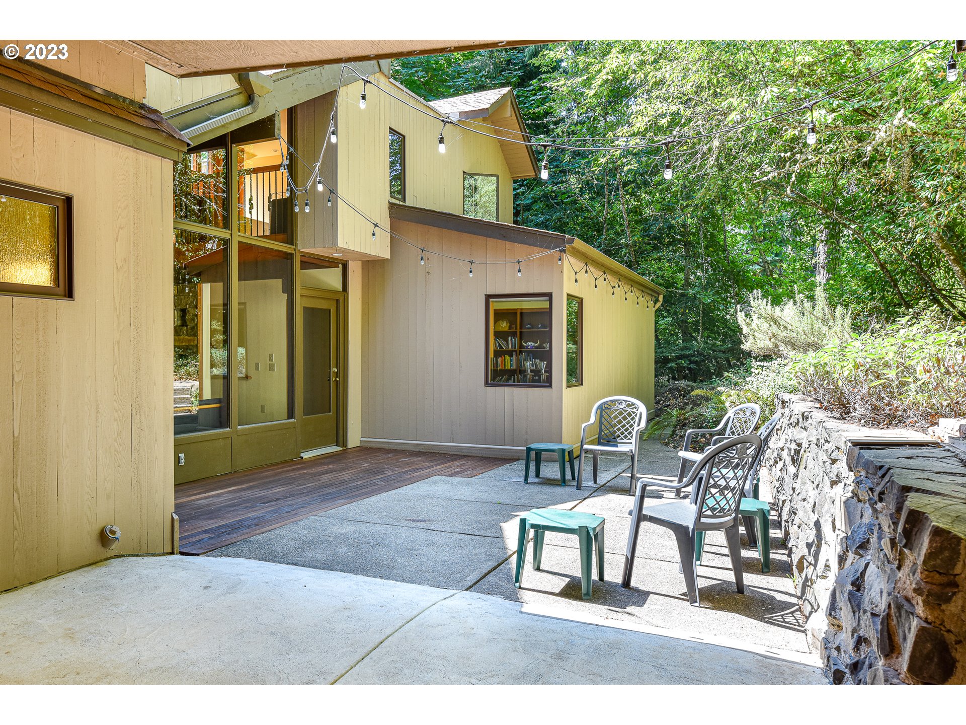 1878 Fircrest Drive Eugene, OR 97403 - Photo 19 of 38 a backyard of a house with table and chairs