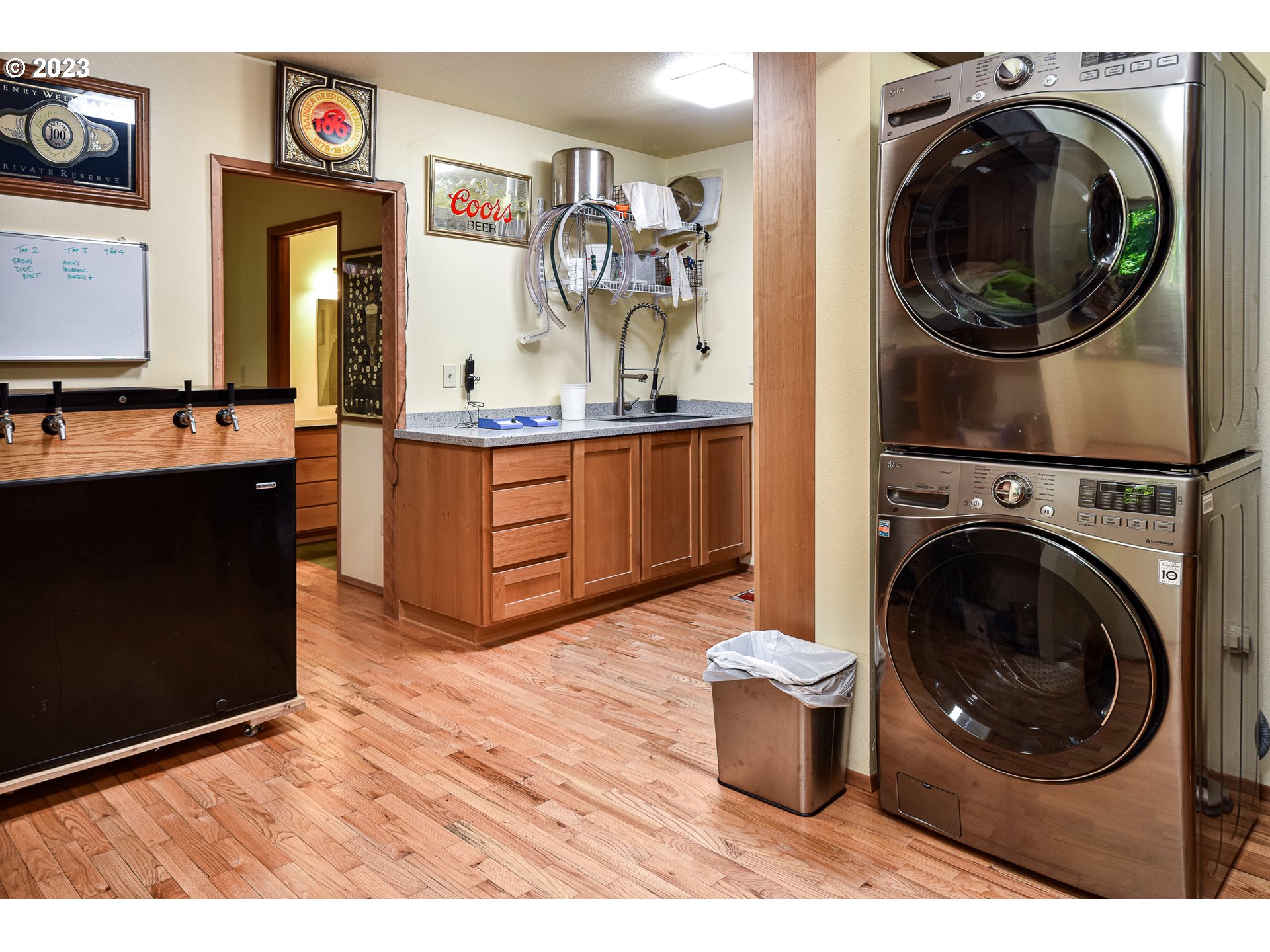 1878 Fircrest Drive Eugene, OR 97403 - Photo 27 of 38 a view of a kitchen with washer and dryer