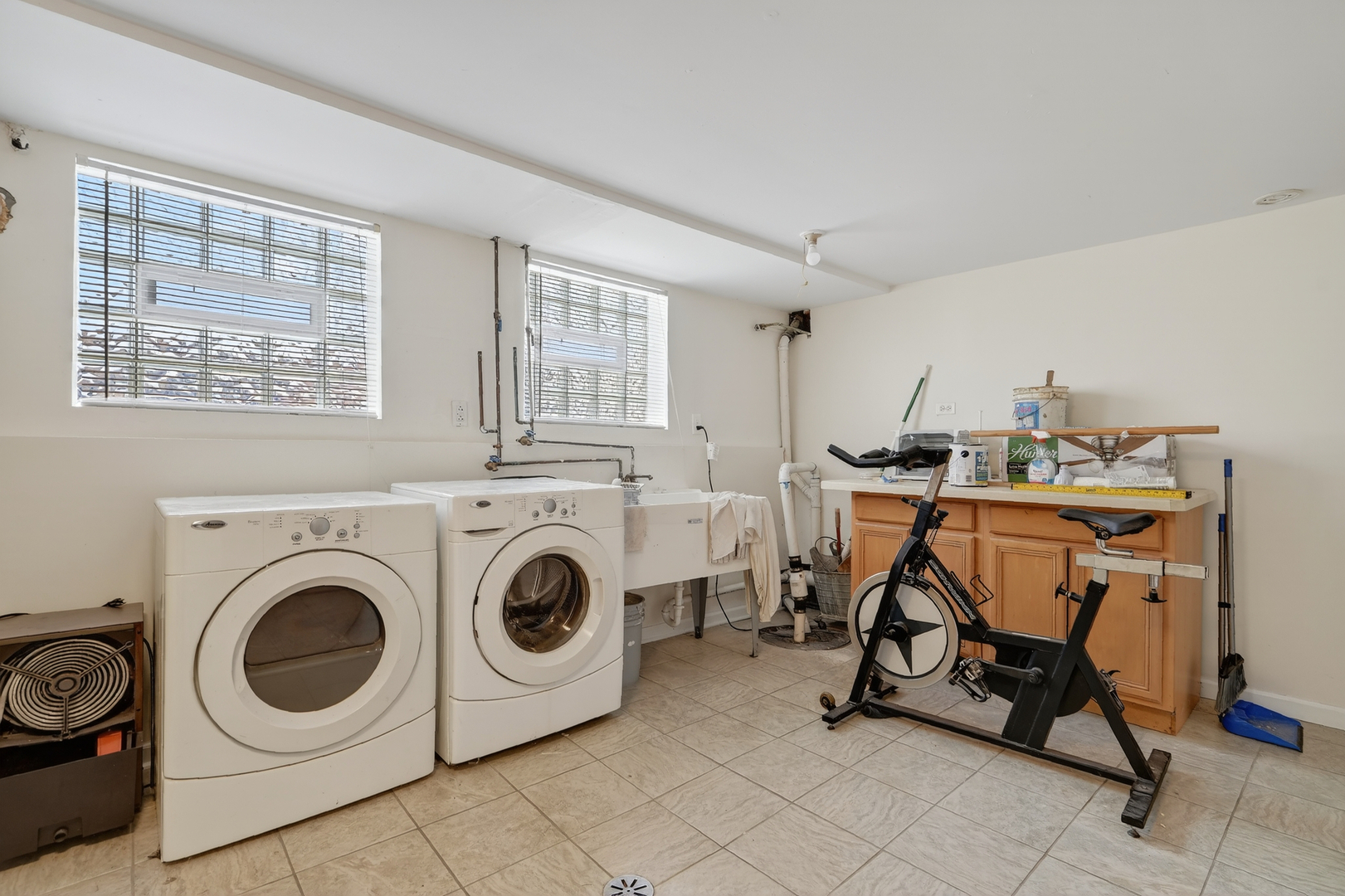 5101 North Kenton Avenue, Unit G Chicago, IL 60630 - Photo 23 of 25 a utility room with dryer and washer