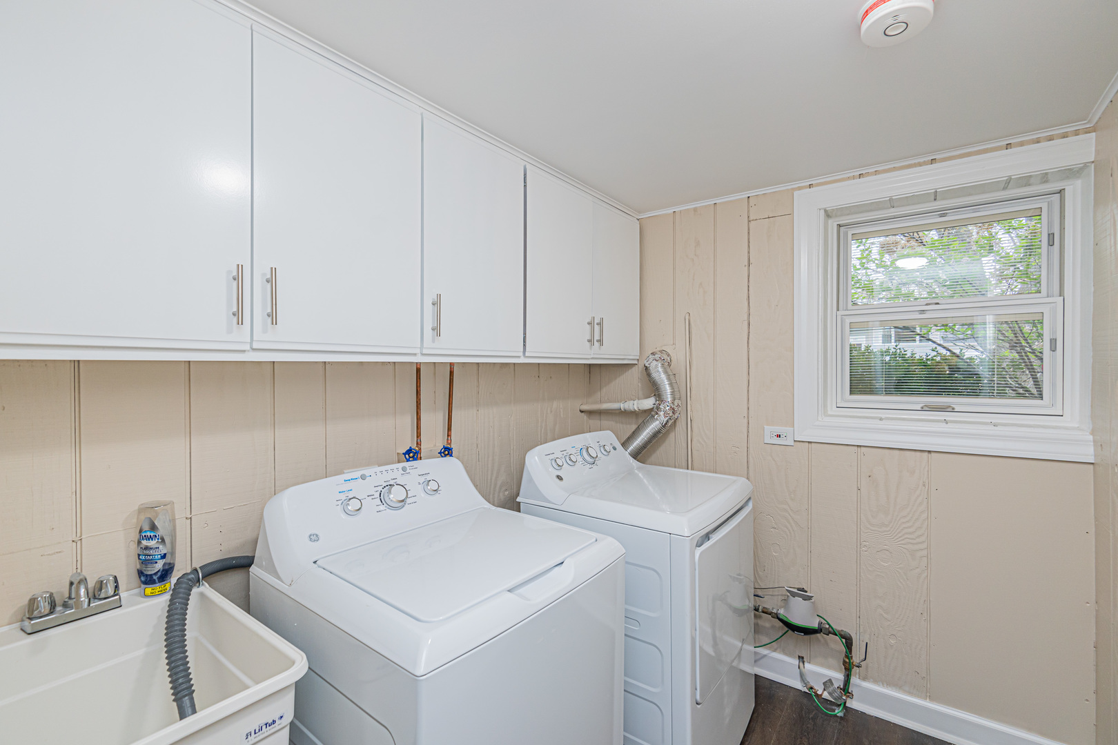 692 Maple Drive Buffalo Grove, IL 60089 - Photo 21 of 30 a utility room with dryer and washer