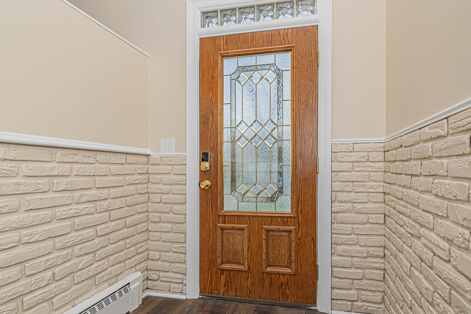 692 Maple Drive Buffalo Grove, IL 60089 - Photo 29 of 30 a bathroom with a wooden door