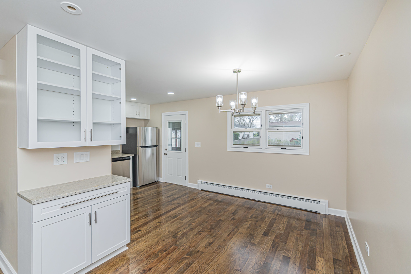 692 Maple Drive Buffalo Grove, IL 60089 - Photo 6 of 30 a view of kitchen with wooden floor and electronic appliances