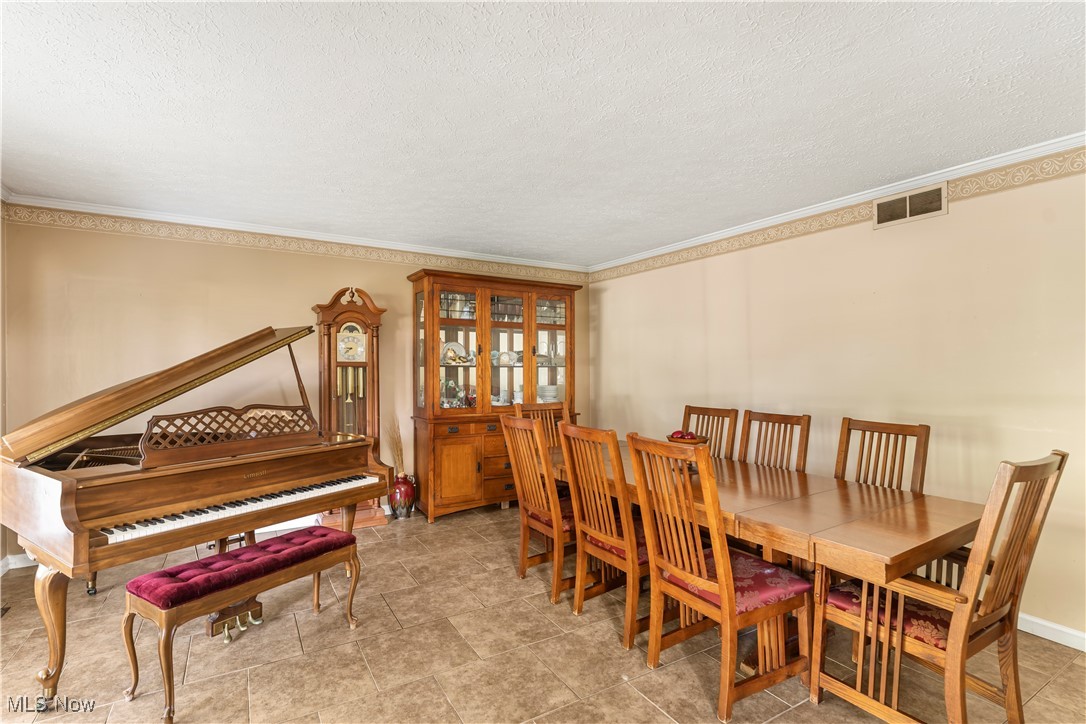 155 Ridgewood Boulevard Belpre, OH 45714 - Photo 13 of 49 Dining area with crown molding and a textured ceiling