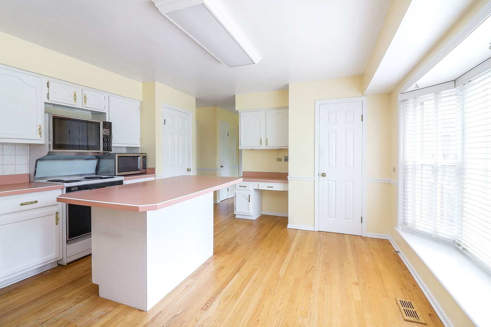 423 Warwick Drive Naperville, IL 60565 - Photo 13 of 31