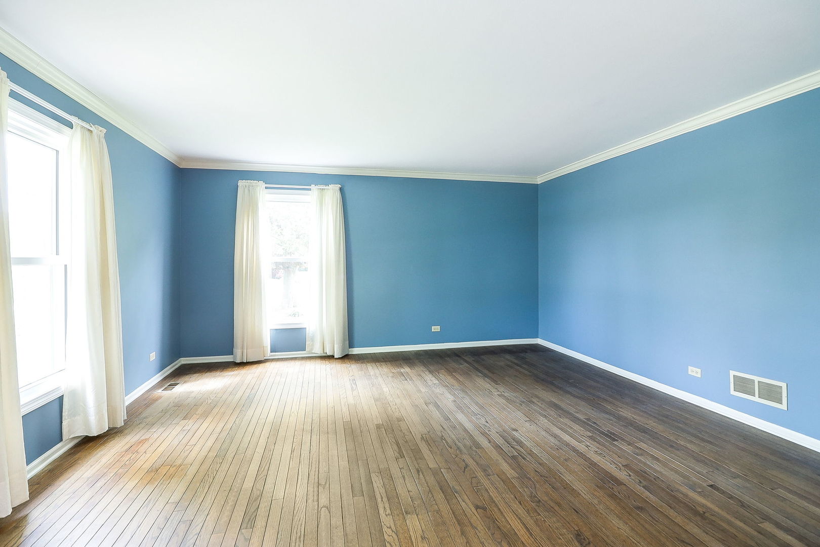 423 Warwick Drive Naperville, IL 60565 - Photo 5 of 31