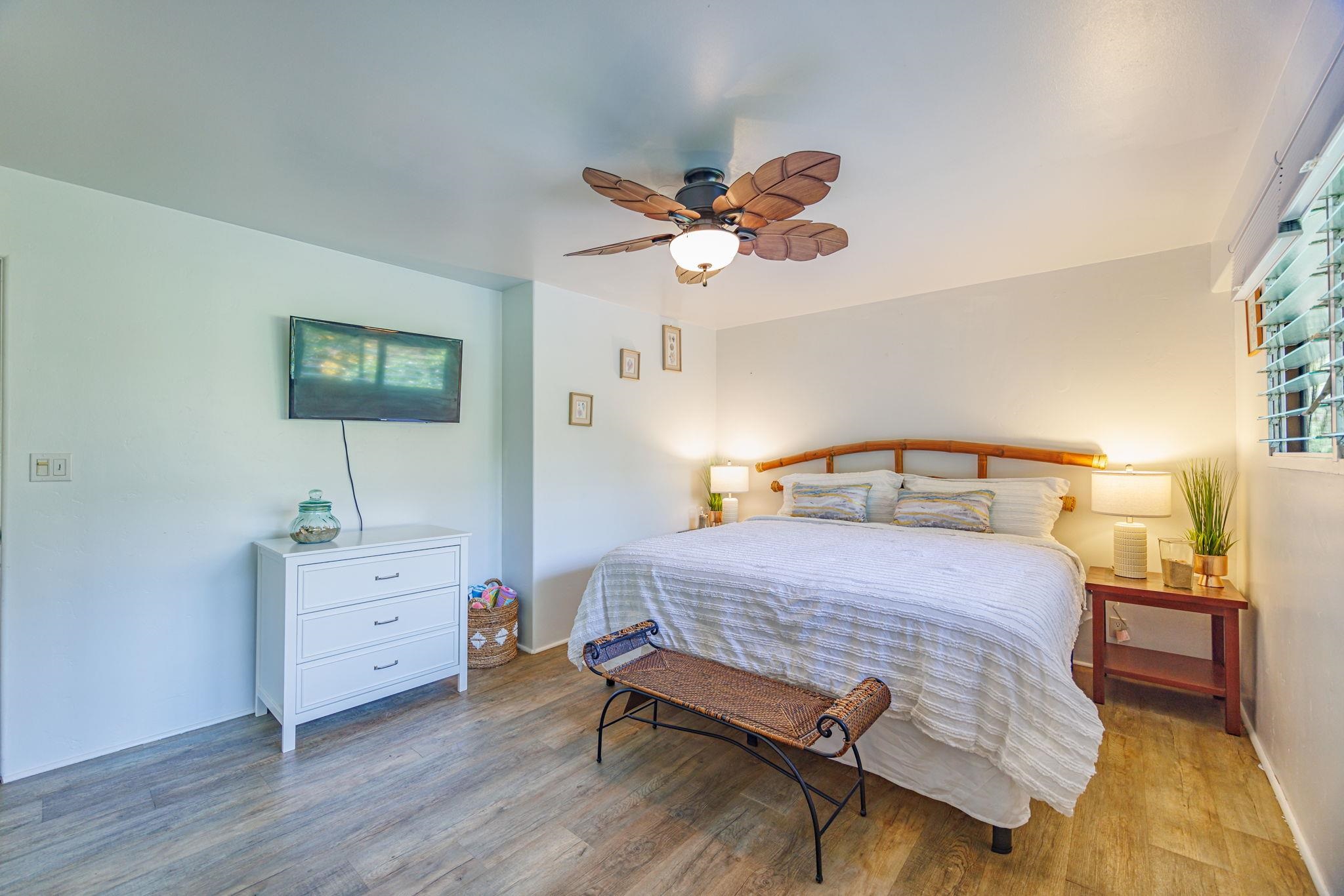 3559 Lower Honoapiilani Road, Unit 720 Lahaina, HI 96761 - Photo 23 of 31 a bedroom with a bed and a chandelier