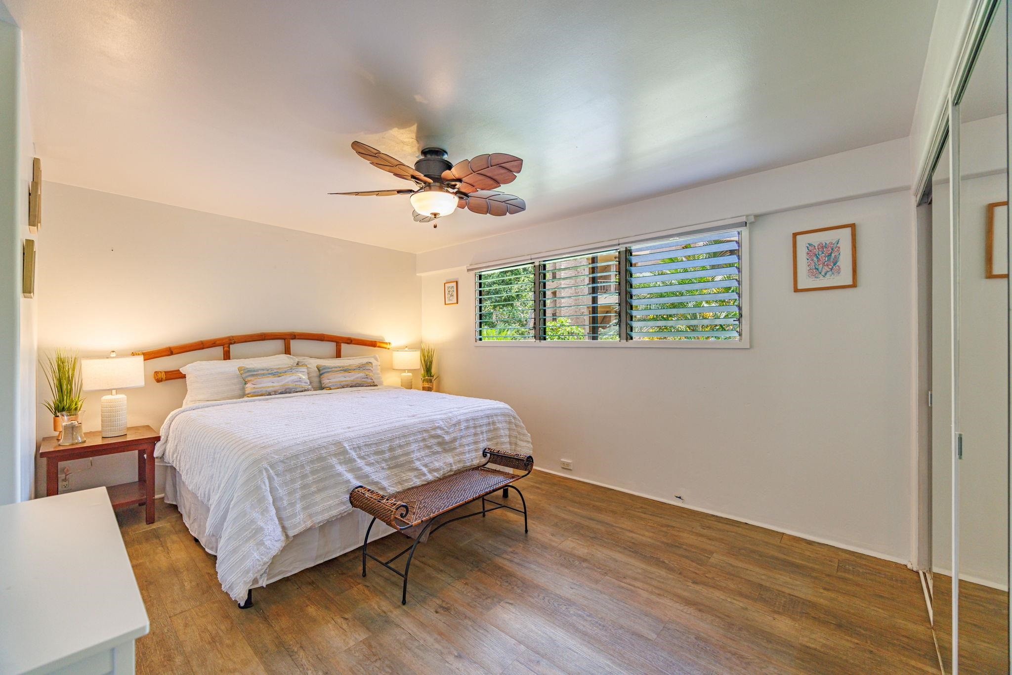 3559 Lower Honoapiilani Road, Unit 720 Lahaina, HI 96761 - Photo 25 of 31 a bedroom with a bed and a chandelier