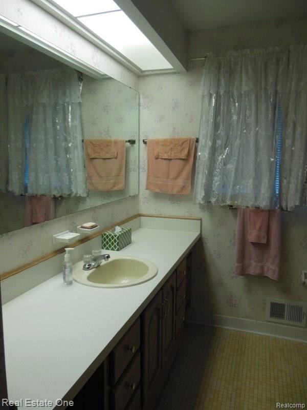 1968 Roxbury Run Wixom, MI 48393 - Photo 37 of 48 Main bathroom