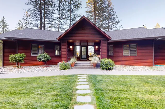 a view of a house with back yard