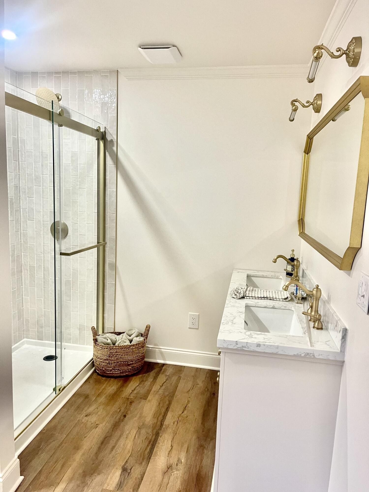 721 South Jackson Street Athens, TN 37303 - Photo 13 of 17 a bathroom with a sink and a mirror