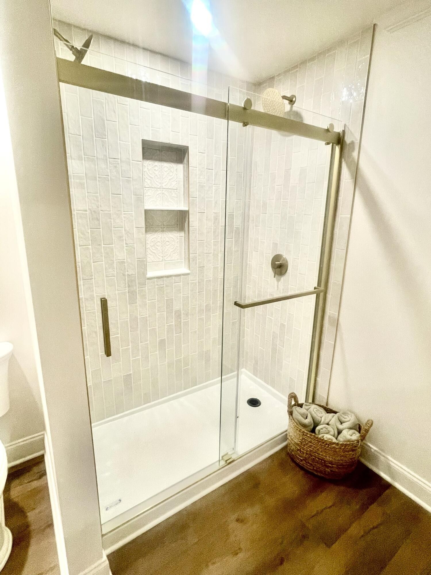 721 South Jackson Street Athens, TN 37303 - Photo 14 of 17 a bathroom with a tub and a shower