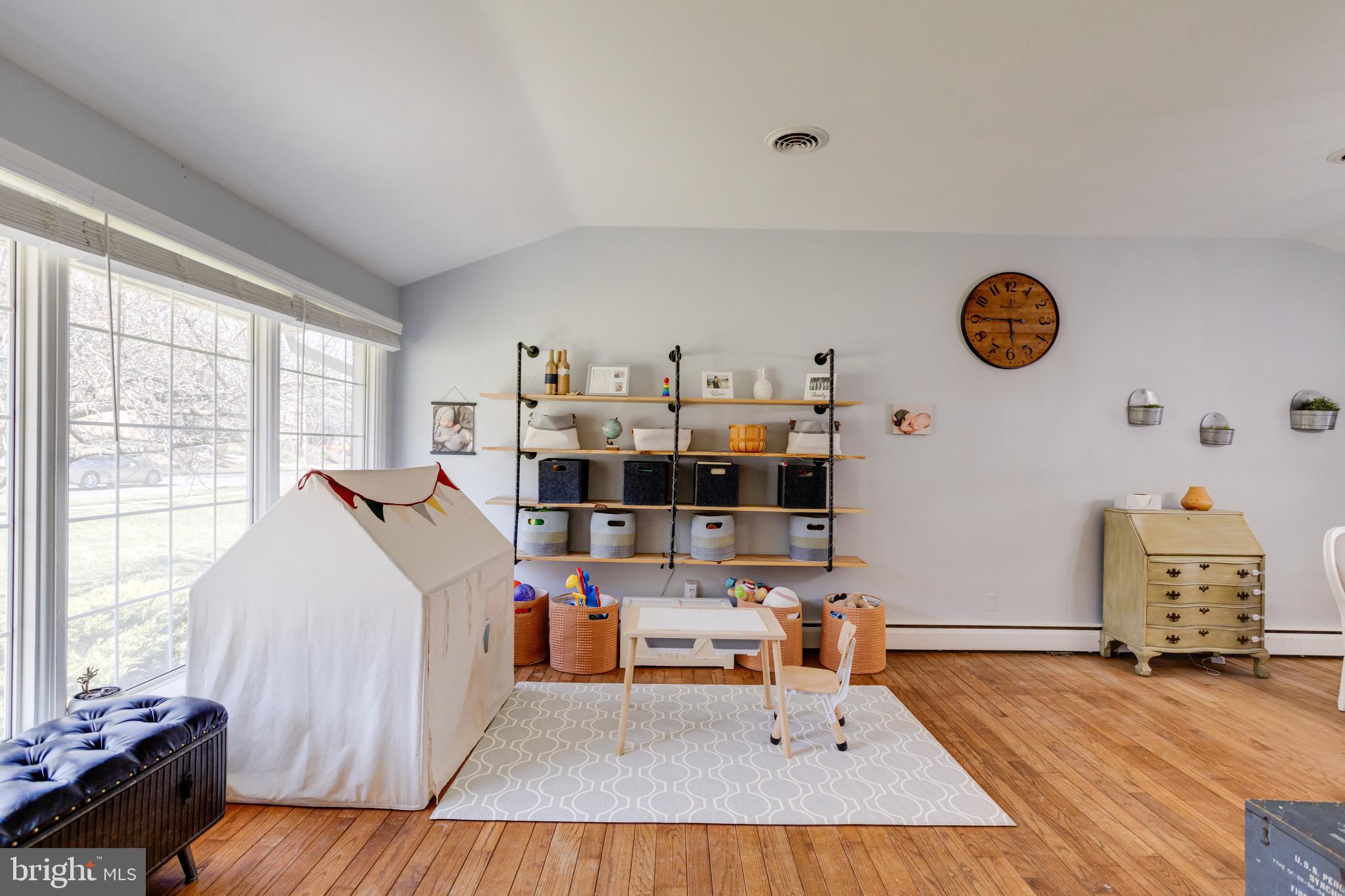 910 Cromwell Bridge Road Baltimore, MD 21286 - Photo 11 of 41 Living Room