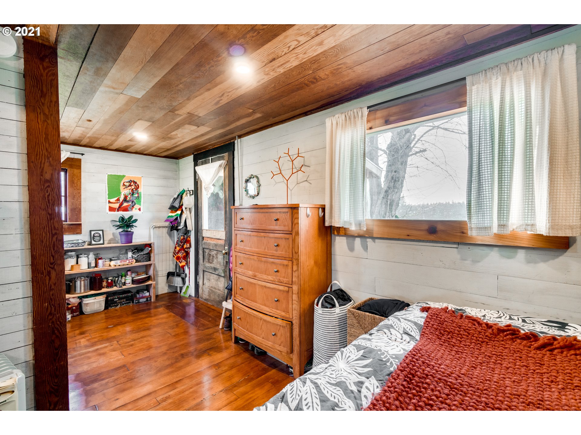 22422 South Schieffer Road Colton, OR 97017 - Photo 24 of 32 a bedroom with furniture and a large window