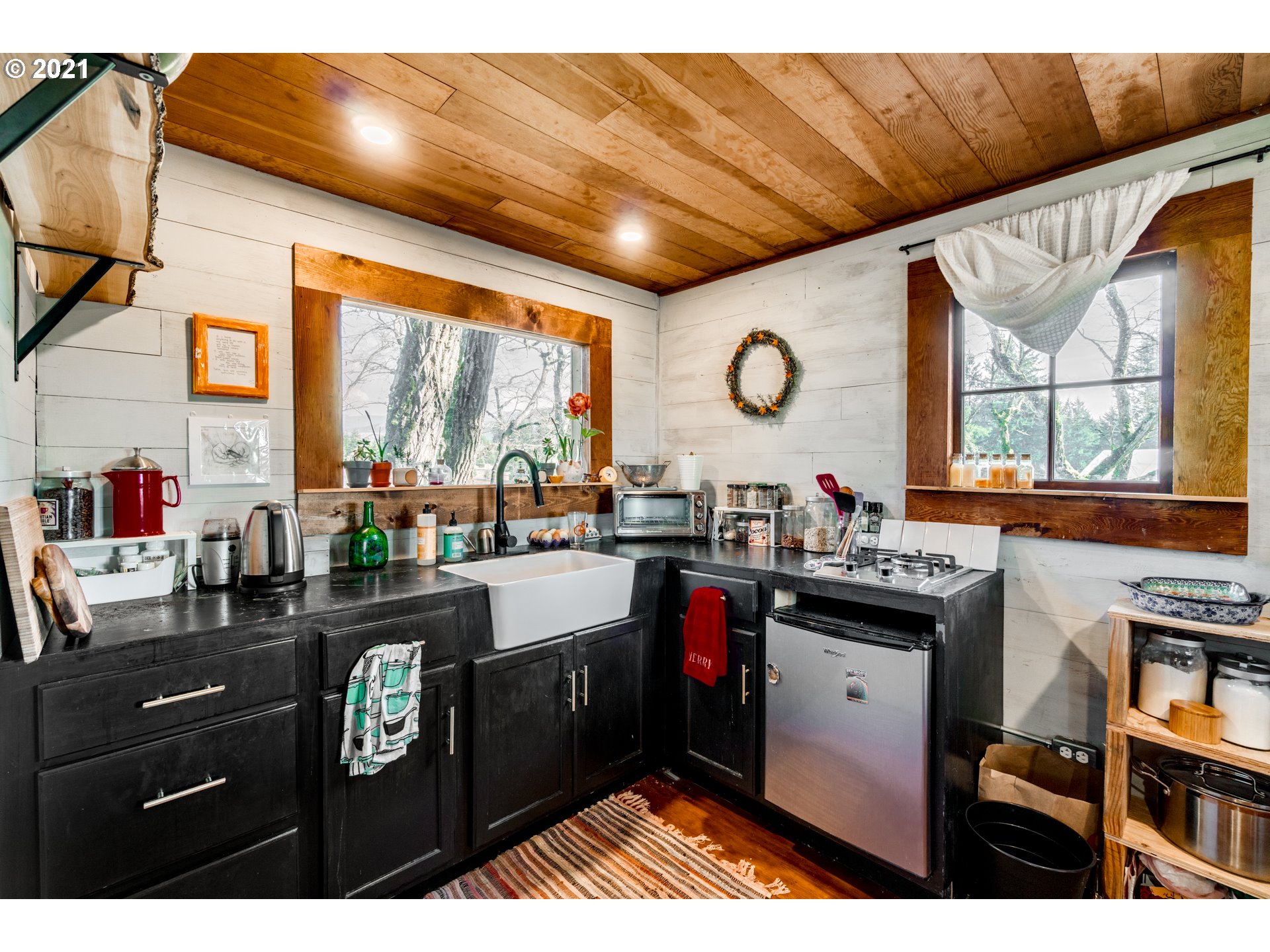 22422 South Schieffer Road Colton, OR 97017 - Photo 25 of 32 a kitchen with lots of counter top space and a window