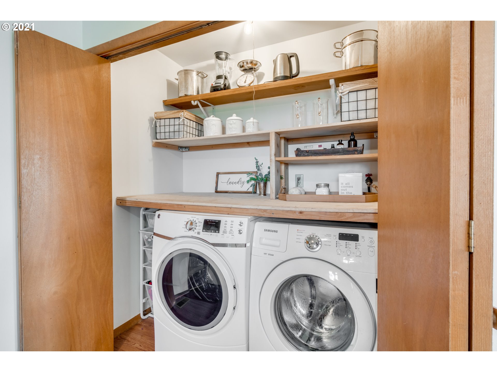 22422 South Schieffer Road Colton, OR 97017 - Photo 9 of 32 a utility room with dryer and washer