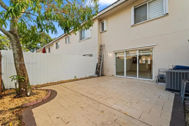 a view of a house with backyard