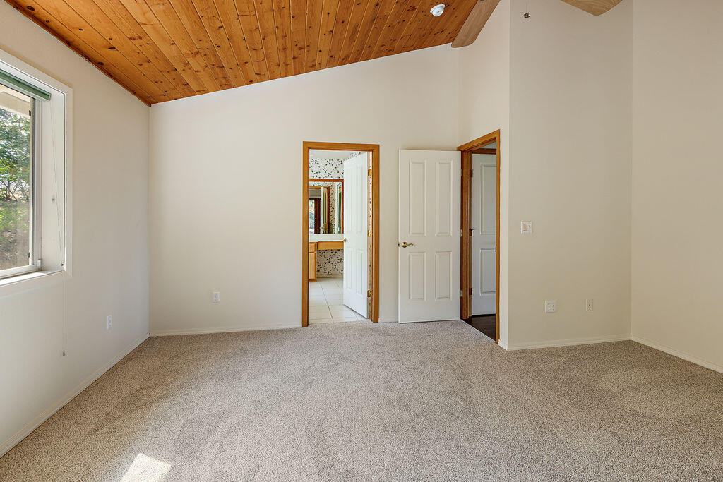 4096 North Roxy Drive Medford, OR 97504 - Photo 27 of 62 25