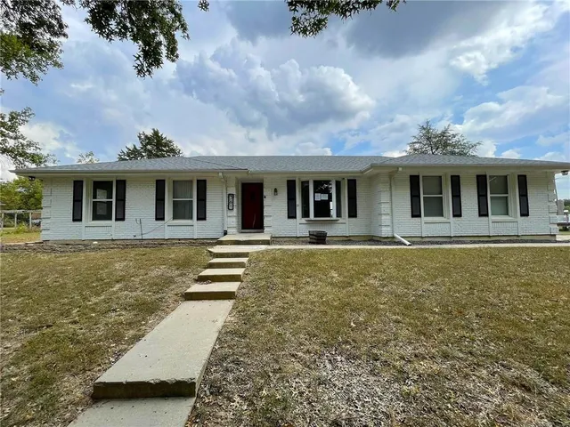 $289,900 | 361 Northeast 51st Road, Warrensburg, MO 64093
