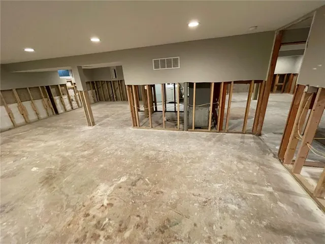 $289,900 | 361 Northeast 51st Road, Warrensburg, MO 64093