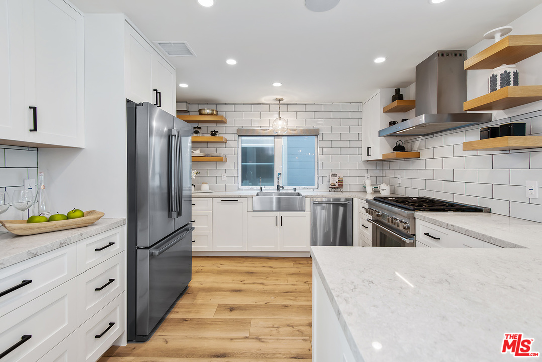 20 Ketch Street, Unit 2 Marina del Rey, CA 90292 - Photo 15 of 46