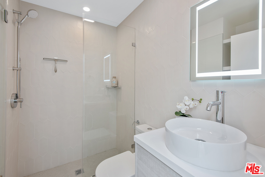 20 Ketch Street, Unit 2 Marina del Rey, CA 90292 - Photo 18 of 46