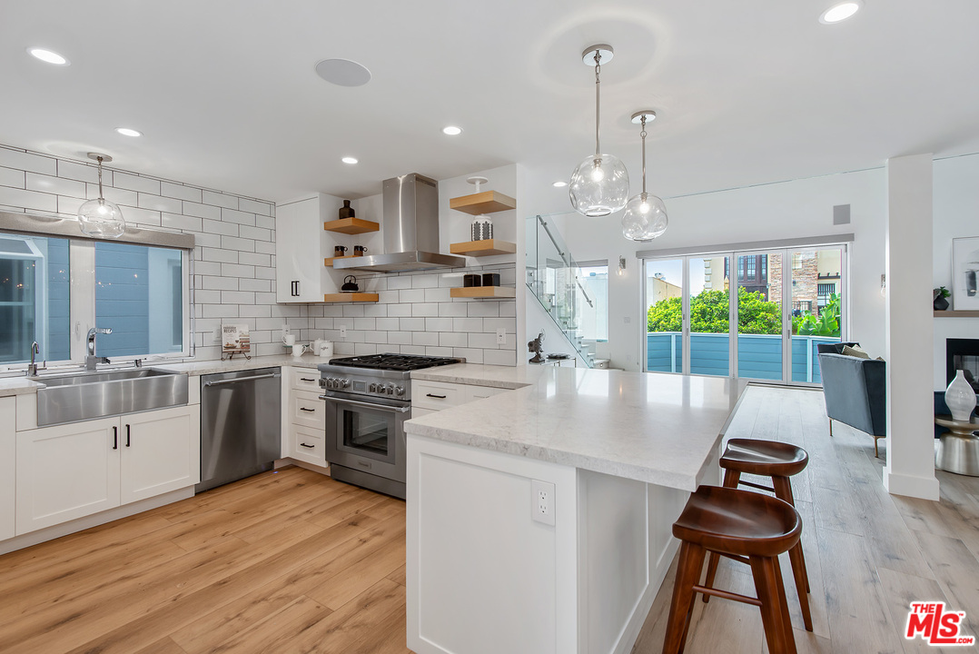 20 Ketch Street, Unit 2 Marina del Rey, CA 90292 - Photo 4 of 46