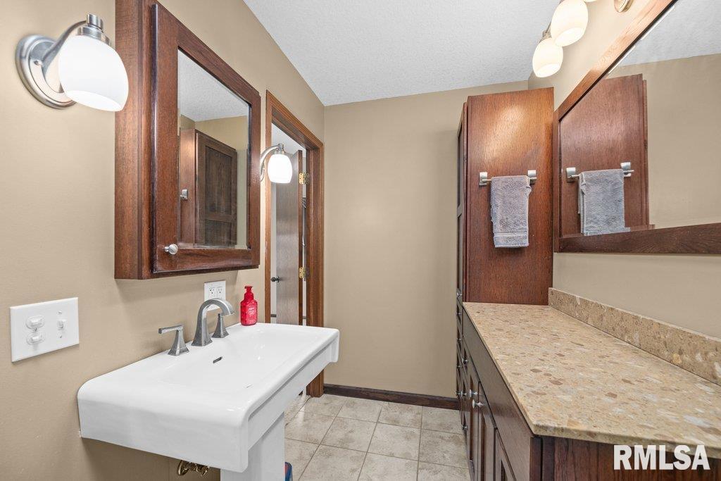 8504 Ridgewood Road, Unit 701 Rock Island, IL 61201 - Photo 18 of 35