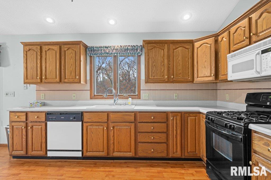 8504 Ridgewood Road, Unit 701 Rock Island, IL 61201 - Photo 6 of 35
