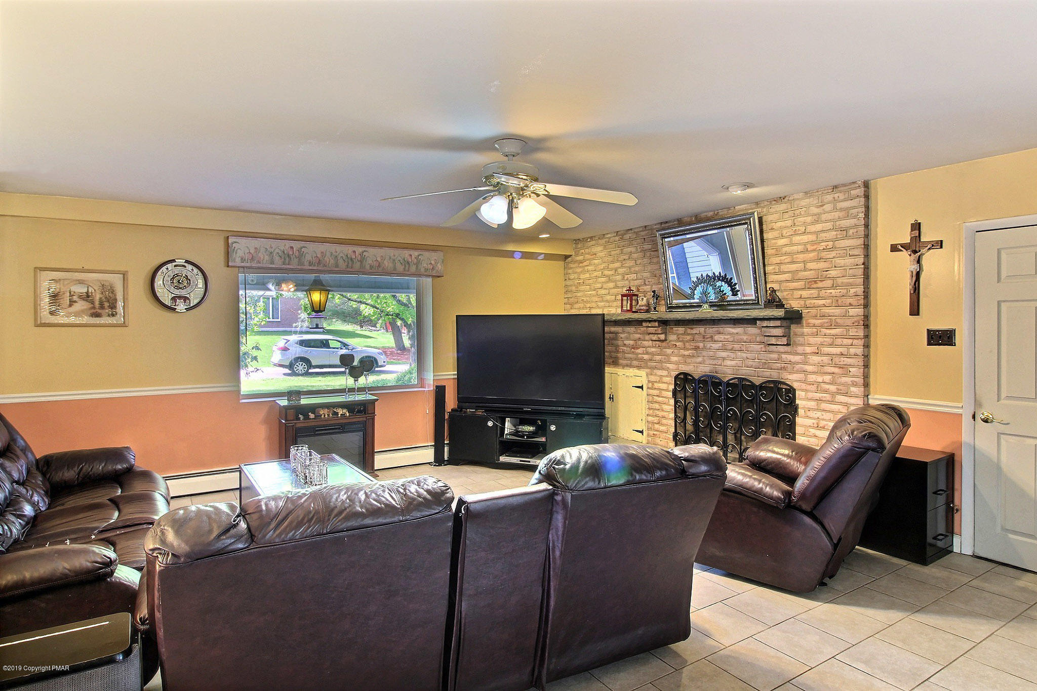 414 Norton Road Stroudsburg, PA 18360 - Photo 17 of 37 Family Room