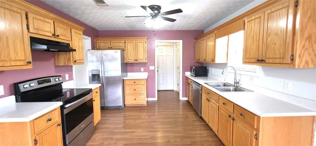 89 Savannah Lane Jefferson, GA 30549 - Photo 6 of 19 a kitchen with a stove a sink and a refrigerator