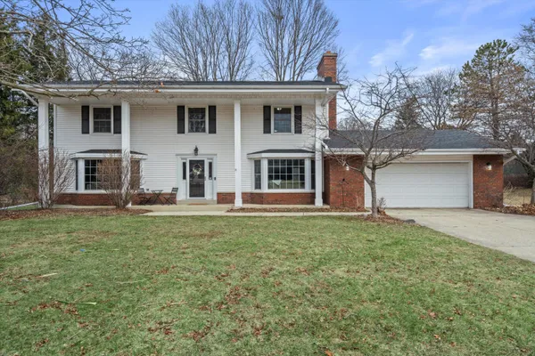 $569,900 | 8710 West Hawthorne Lane, Franklin, WI 53132