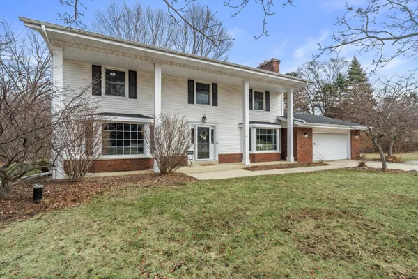 $569,900 | 8710 West Hawthorne Lane, Franklin, WI 53132