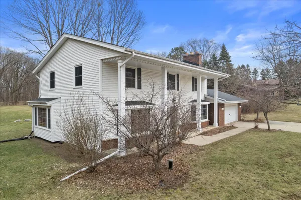 $569,900 | 8710 West Hawthorne Lane, Franklin, WI 53132