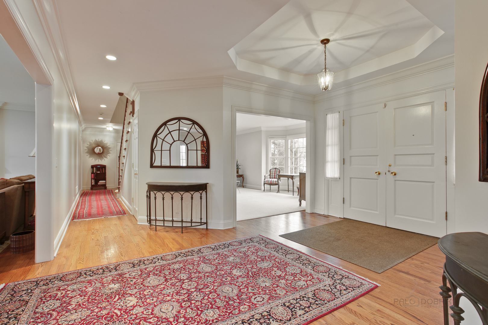 455 Landreth Lane Northfield, IL 60093 - Photo 5 of 31 a living room with a bed furniture and a window