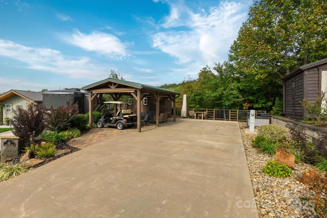 a view of a house with backyard and porch