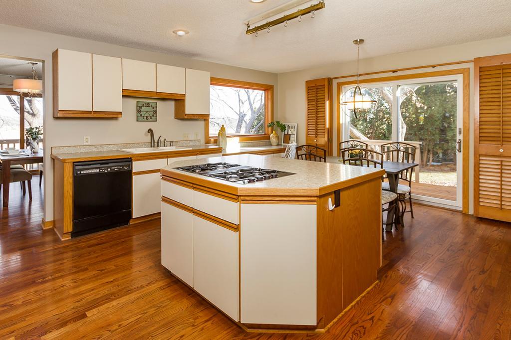 11412 Mt Curve Road Eden Prairie, MN 55347 - Photo 7 of 35 Gallery Image 7