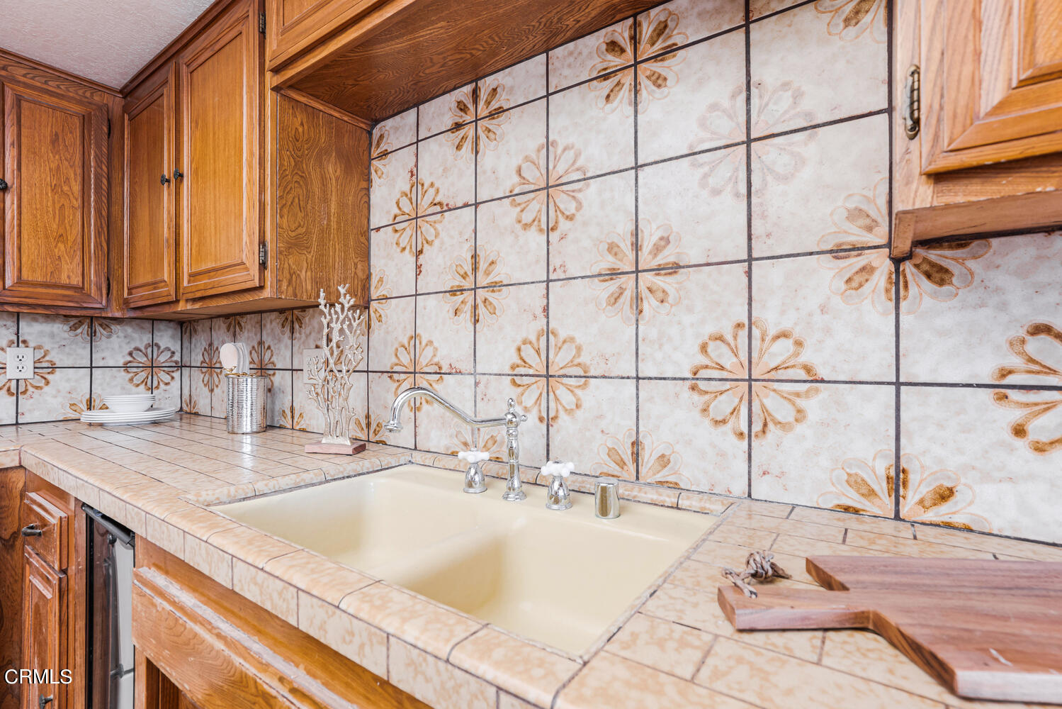 2101 Napoli Drive Oxnard, CA 93035 - Photo 20 of 50 a bathroom with a granite countertop sink and a bathtub