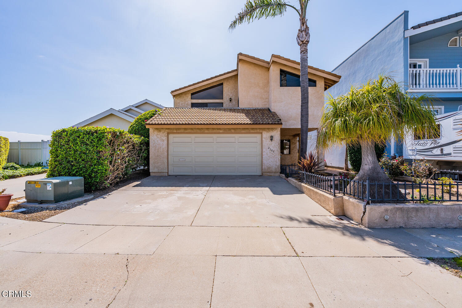 2101 Napoli Drive Oxnard, CA 93035 - Photo 4 of 50 a front view of a house with garden