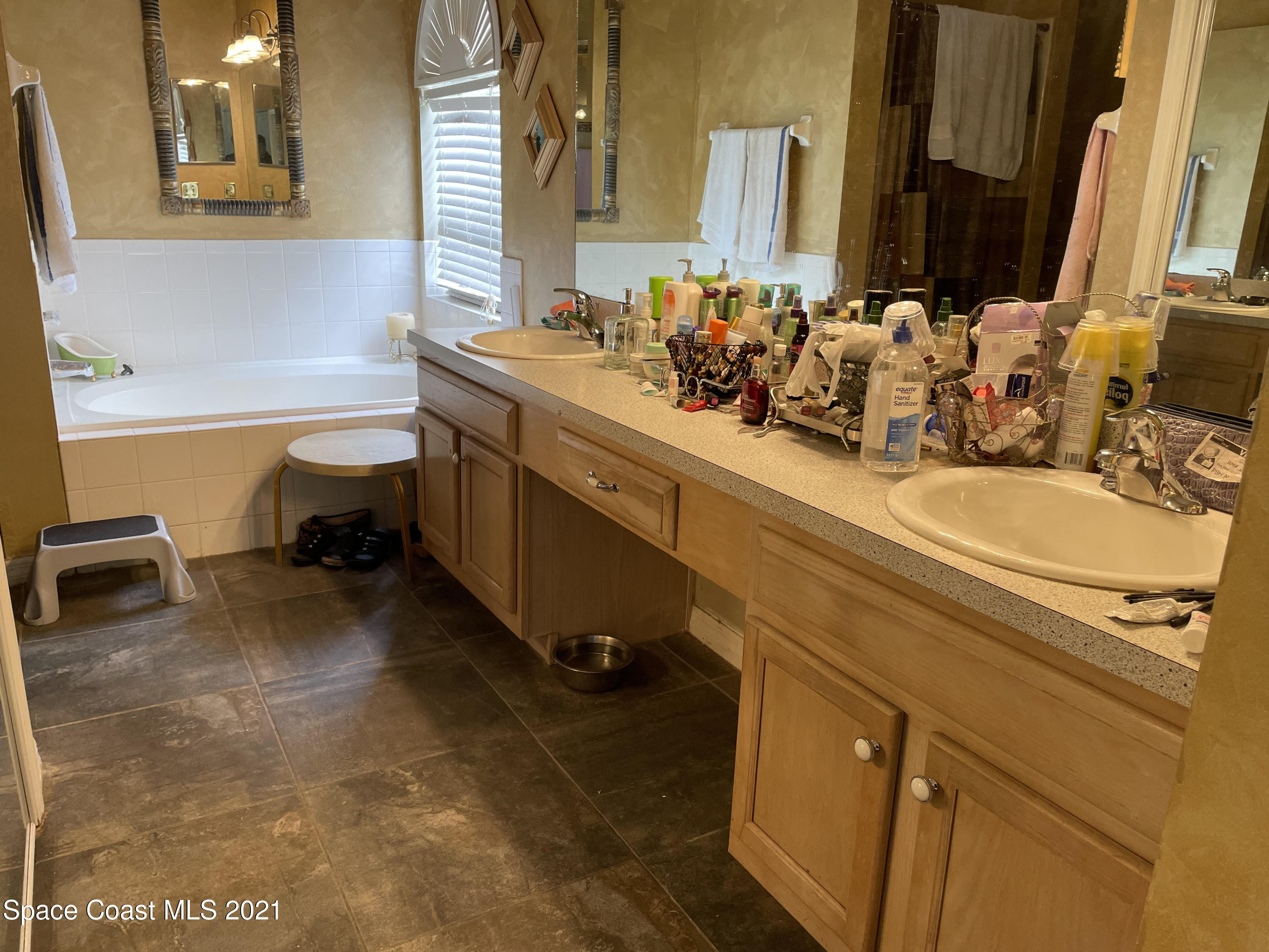 751 Becker Avenue Northeast Palm Bay, FL 32905 - Photo 13 of 20 Double Sink w Garden Tub
