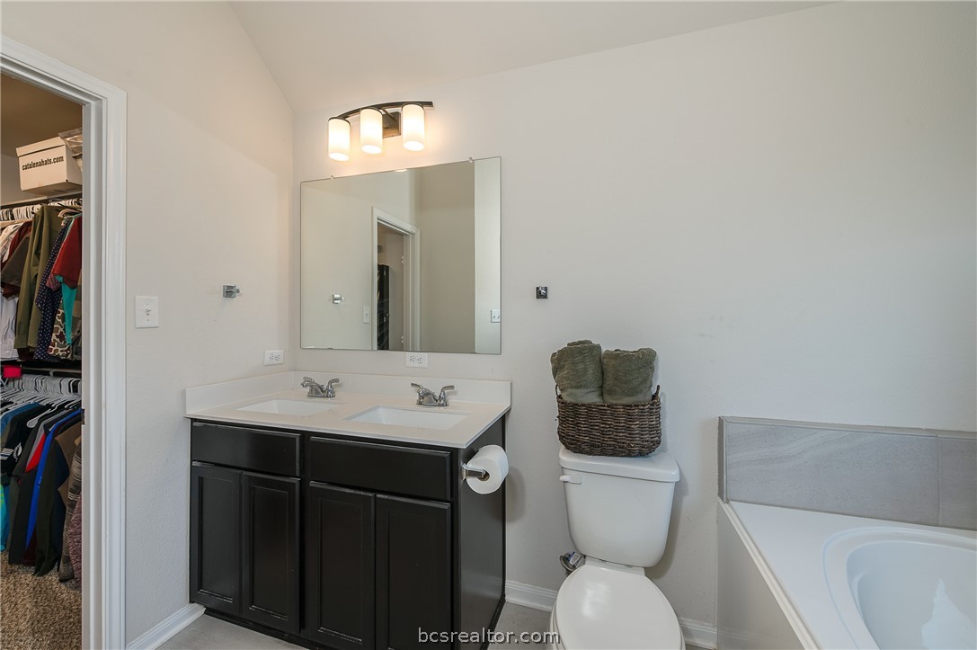 2012 Kathryn Drive Bryan, TX 77807 - Photo 15 of 37 Primary Bath
