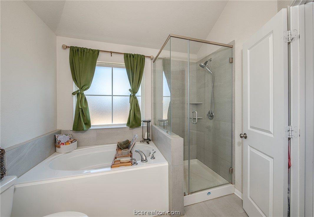2012 Kathryn Drive Bryan, TX 77807 - Photo 16 of 37 Primary Bath