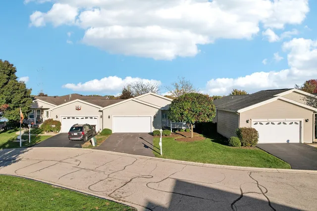 $327,000 | 328 Legacy Court, Grayslake, IL 60030